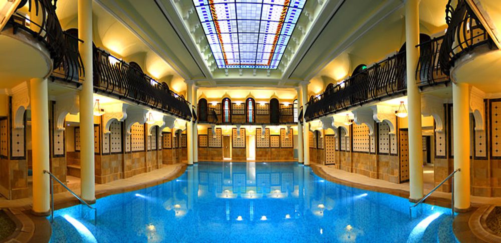 A Grand Hotel Corinthia Budapest szálló uszodájának nyílászáró díszüvegeit a Rozetta Üvegstúdió készítette.